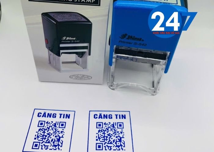 Khắc dấu vuông tại Sơn Trà