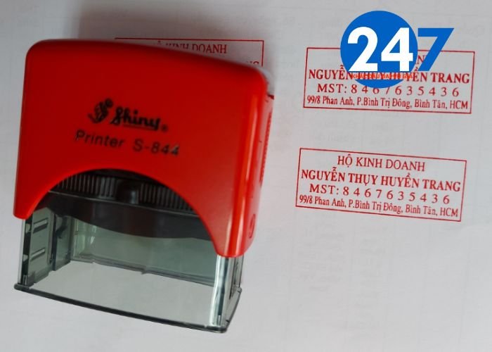 Khắc dấu vuông tại Sơn Trà