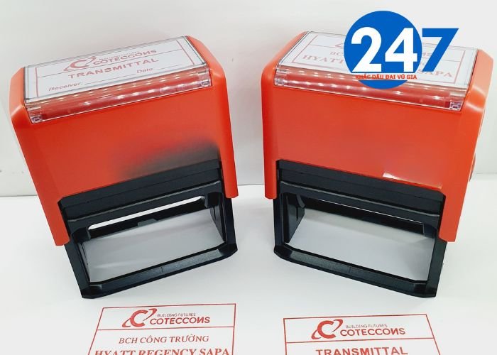 Khắc dấu vuông tại Sơn Trà